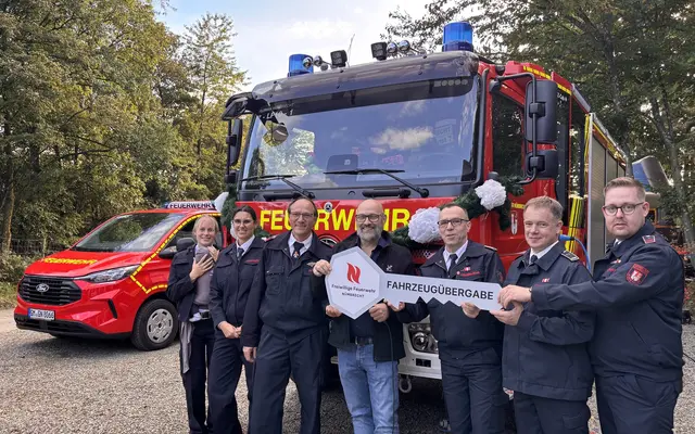 Die Schlüsselübergabe für das neue LF 10 der Löschgruppe Hömel: Vertreter der Feuerwehr Nümbrecht und der Gemeinde nahmen das neue Einsatzfahrzeug offiziell in Empfang. | Foto: Feuerwehr Nümbrecht