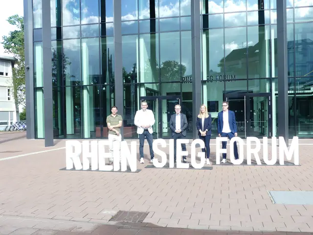 
Freude über das Jubiläum „20 Jahre Rhein Sieg Forum“ (von links): Forum-Urgestein Armin Cremer, Bürgermeister Stefan Rosemann, Andreas Roth, Vorstand der Stadtbetriebe und die beiden Direktoren des Rhein Sieg Forums, Elena Decker und Frank Baake. | Foto: Gast