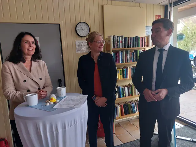Die Bundestagsabgeordneten Lisa Winkelmeier-Becker und Sebastian Hartmann kamen zur Wiedereröffnung des Hallenbades in Windeck-Dattenfeld. In der Mitte Bürgermeisterin Alexandra Gauß. | Foto: Schmidt