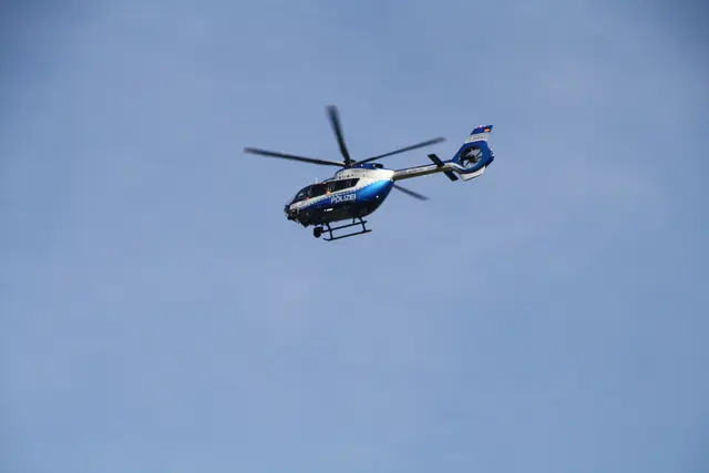Die Polizei fahndet nach einem Einbrecher - auch mit diesem Hubschrauber, der über Urfeld kreist. | Foto: Montserrat Manke