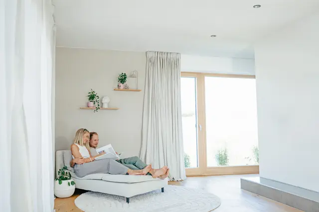 Wand- und Deckengestaltungen mit dem mineralischen Naturbaustoff Lehm vertragen sich hervorragend mit modernen, hellen Wohnkonzepten. Foto: DJD/naturbo