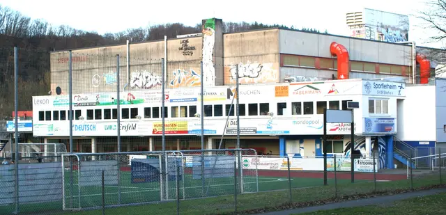 Noch immer ist nicht absehbar, wann die Dreifachhalle nach dem Brandschaden wieder benutzt werden kann.  | Foto: Röhrig