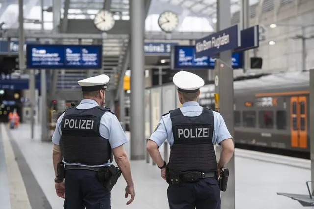 Zwei Bundespolizisten im Einsatz am Bahnhof des Flughafens Köln/Bonn. | Foto: Bundespolizei