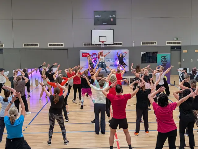 Bewegung, mitreißende Musik und jede Menge Spaß gibt es bei der Zumba-Party von „Sport im Park goes Indoor“. | Foto: Stadt Bedburg 