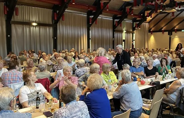 Ortsvorsteherin Schwartz ehrt einen Gast des Seniorenfestes. | Foto: Stadt Troisdorf