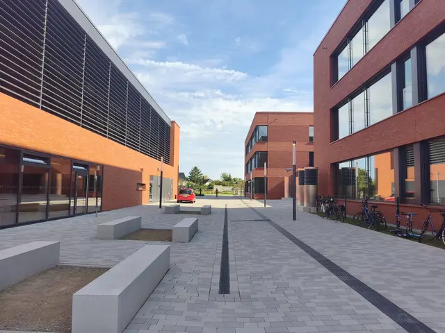 Funktional, strukturiert, gebrauchsorientiert und optisch einwandfrei präsentiert sich der Neubau des Schulzentrums Nord.  | Foto: Bracker