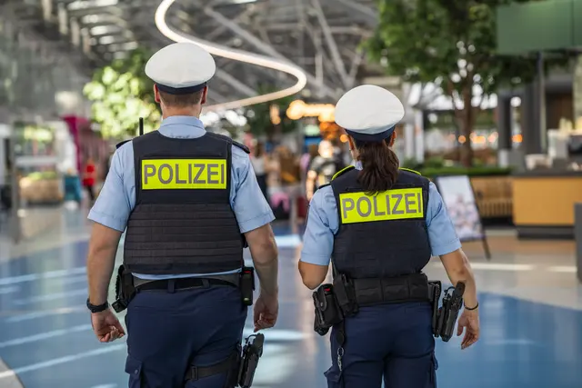 Zwei Beamte patrouillieren am Flughafen. | Foto: Bundespolizei