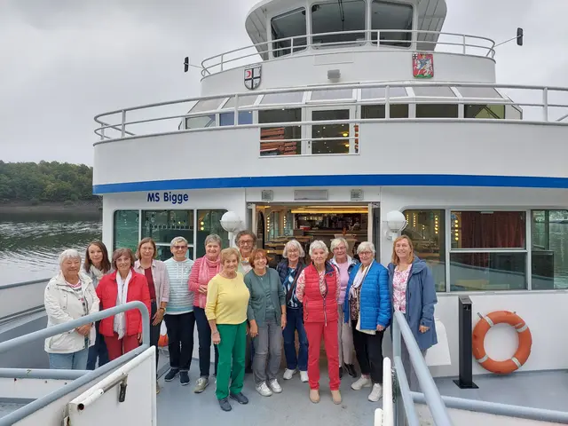 Die gut gelaunten Damen der Dienstagsturngruppe auf dem Schiff auf dem Biggesee. | Foto: SV Niederkassel