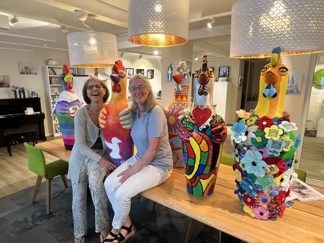 Die Koordinatorinnen des Ökumenischen Hospizdienstes Leichlingen Christine Schwung (l.) und Inka Stirl (r.) inmitten der kunstvoll gestalteten „Hühner“. Foto: Hospizdienst
