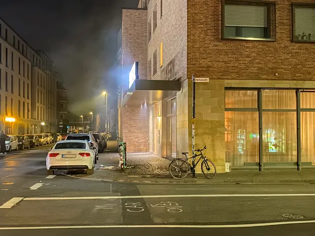 An der Ecke zur Heliosstraße wurde ein Stromverteilerkasten gesprengt. | Foto: Ayhan Demirci