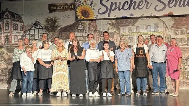 Eine große Gruppe von Helferinnen und Helfern ermöglichte den schönen Nachmittag im Bürgerhaus Spich. | Foto: Stadt Troisdorf