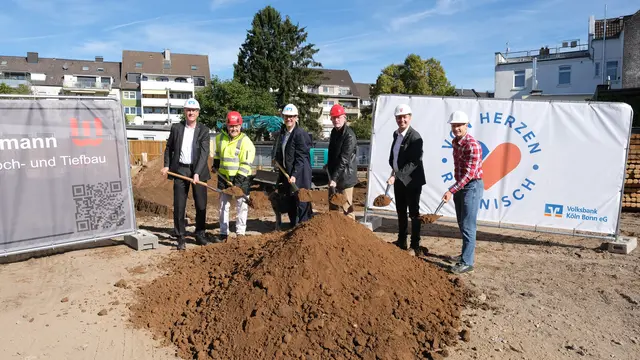 Bildunterschrift: v.l.n.r. Volker Klein (Vorstand Volksbank Köln Bonn), Anton Bausinger (GF Friedrich Wassermann), Thorsten Peters (Bereichsdirektor Volksbank Köln Bonn), Bernhard Trübenbach (Architekt), Christopher Vilz (Regionalleiter Bickendorf &amp; Nippes der Volksbank Köln Bonn) und Andreas Hoß (Tragwerksplaner) | Foto: zVg