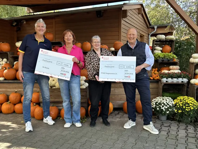 KVB-Projektleiterin Marion Densborn (Mitte links) konnte im Rahmen einer Feierstunde im Hürther Gertrudenhof Spenden von jeweils 2.000 Euro an Melanie Fröhlich (Feministisches FrauenGesundheitsZentrum Hagazussa e. V.) und Daniel Wolf (links, IG Deutz e. V.) übergeben. Peter Zens (Erlebnisbauernhof Gertrudenhof) begleitete die Spendenaktion. Der Unternehmer hatte zahlreiche Gutscheine für das Glücksrad der KVB beigesteuert.
 | Foto: Stephan Anemüller/KVB