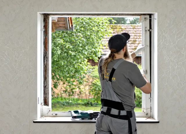 Der Tausch alter Fenster gegen neue Mehrfachverglasungen kann erhebliche Energieeinsparungen und Komfortgewinne bringen. Foto: DJD/Fachverband Luftdichtheit im Bauwesen