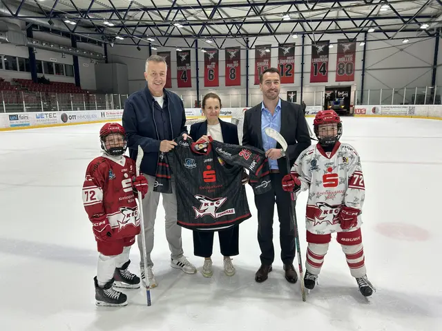 Holger Rathke, kaufmännischer Geschäftsführer des KEC, begrüßt HGK-Personalchefin Katharina Jehle und HGK-CEO Steffen Bauer im Beisein der Junghaie Leon Guseynov und Otto Spitzmüller. | Foto: zVg