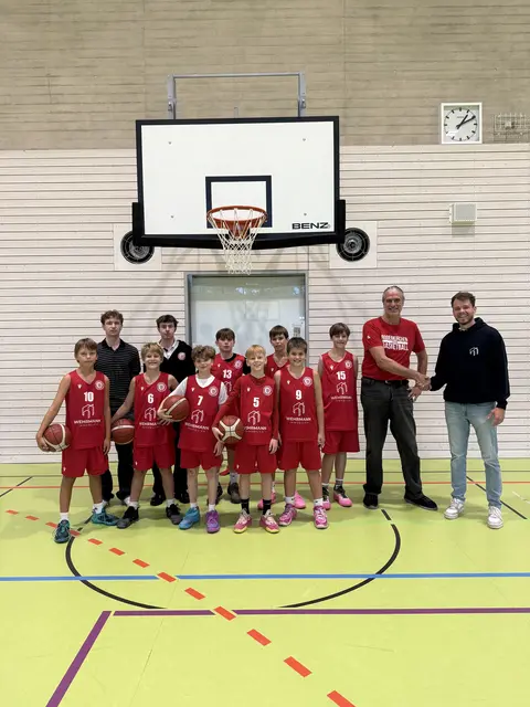 Nachwuchsspieler des TV Rodenkirchen erhielten neue Trikots; Trainer Manuel Siefen nahm an der Übergabe teil. | Foto: zVg