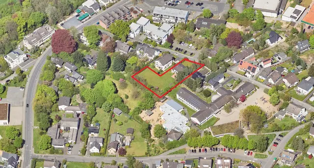 Das von der Stadt gekaufte Grundstück im Kirchweg 4 grenzt im Südosten unmittelbar an das städtische Grundstück der Forsbacher Grundschule. Foto: Stadt Rösrath