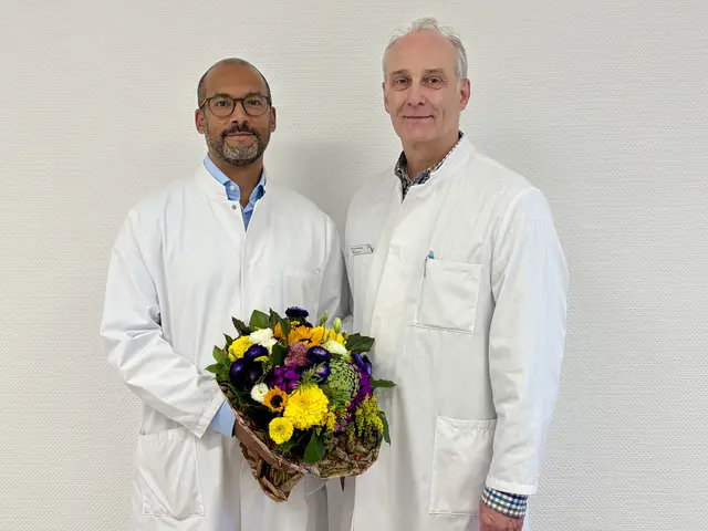 Prof. Dr. Klotz (l.) wurde an seinem ersten Arbeitstag herzlich von Prof. Dr. Axel Goßmann, Geschäftsführer der Kliniken Köln, im Kinderkrankenhaus Amsterdamer Straße begrüßt. | Foto: Kliniken Köln/Krebs
