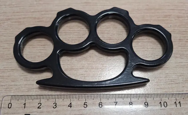 Diesen Schlagring entdeckte ein Reisender in einem Blumenkübel am Flughafen.  | Foto: Bundespolizei