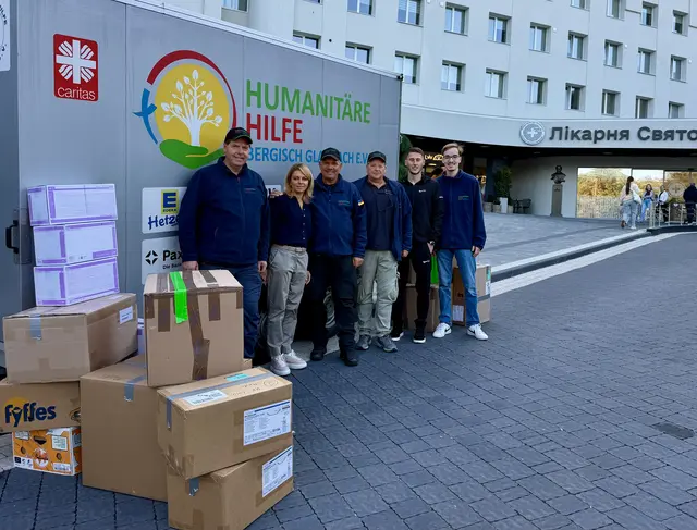 Übergabe der Medikamente im Kinderkrankenhaus Lviv (v.l.): Heinz-Bernd Padberg (Schatzmeister), Dr. Zoryana Ivanyuk (stellv. Krankenhausleiterin), 1. Vorsitzender Ulrich Gürster, Dirk Ballsieper (Beisitzer im Vorstand), Paul Sova (Dolmetscher) und Sören Demann. Foto: Gürster