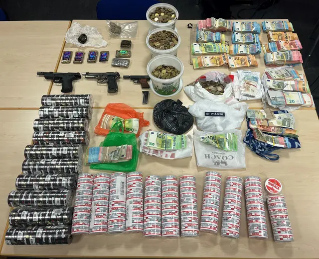Bargeld, Waffen, Drogen und illegaler Tabak wurden sichergestellt. | Foto: Polizei Köln