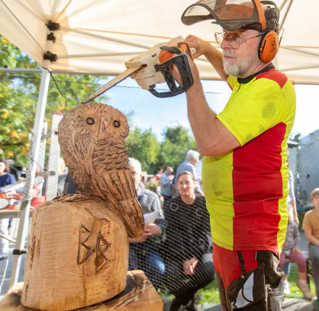 Mit der Kettensäge entstehen die Figuren von Bernhard Bohlig. Der Bergisch Gladbacher Kunsthandwerker arbeitet seit 2008 mit dem Werkzeug. Foto: Axel König