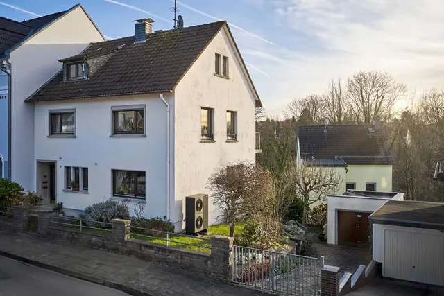 Neue Wärme für ältere Gebäude: Diese unsanierte Haushälfte in Solingen verfügt jetzt über eine effiziente Wärmepumpe. Foto: DJD/Vaillant Deutschland/Bernd Gabriel