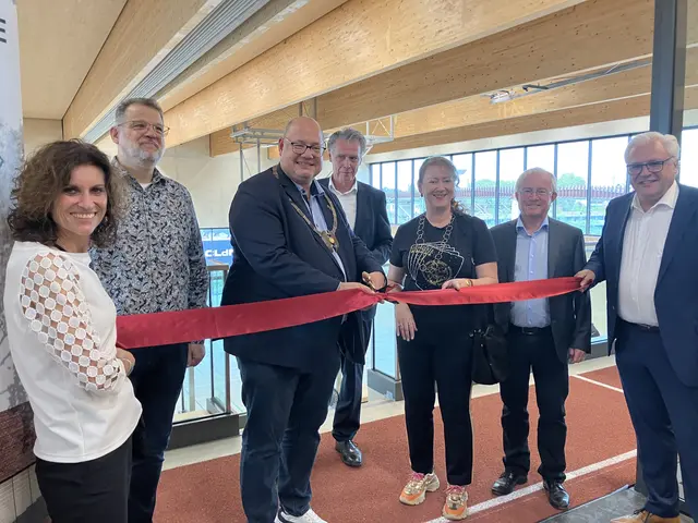 Feierliche Eröffnung: Leiterin des Sportparks Nelly Schreiner, LLG-Schulleiter Frank Lathe, Oberbürgermeister Stefan Hebbel, Architekt Jochem Kastner, Staatssekretärin Andrea Milz, Landtagsabgeordneter Rüdiger Scholz und Stadtdirektor Marc Adomat. Foto: Stadt Leverkusen