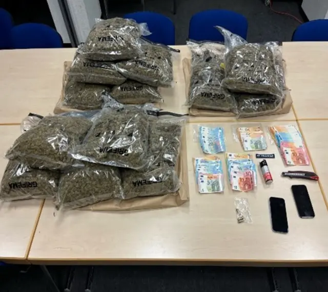 Rund 13 Kilogramm Marihuana und Bargeld fanden Polizeibeamte in einem Mercedes am Friesenwall. | Foto: Polizei Köln