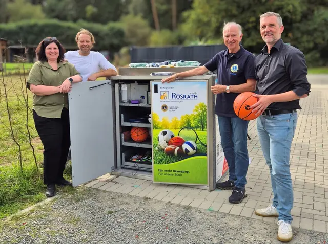 Offizielle Inbetriebnahme der Sportbox durch Vertreterinnen und Vertreter der SportBox-Firma „app and move“, der Stadt und des Lions Club Rösrath. Foto: Stadt Rösrath