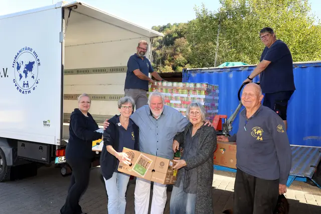 Ab sofort werden Spenden auf das Aktionskonto der Humanitären Hilfe Overath e.V. bis Weihnachten von der Bethe-Stiftung verdoppelt. Zum Auftakt besuchten die Stifter Roswitha und Erich Bethe (vorn 2. und 3. v.r.) das Lkw-Beladen für den 21. Ukraine-Hilfskonvoi der Humanitären Hilfe Overath e.V. Vorne rechts: der Vorsitzende Norbert Kuhl. Foto: Guido Wagner