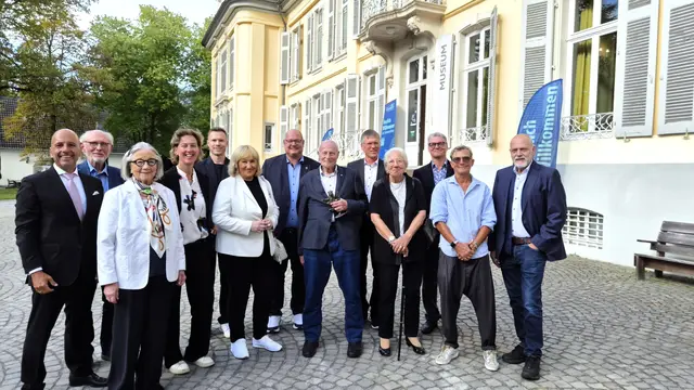 Neu im „Leverkusener Löwenrudel“: Adolf Staffe (M.) erhielt im Spiegelsaal von Schloss Morsbroich den 21. Leverkusener Löwen. Die Bronzeplastik wurde überreicht von Uwe Beenen (l.), dem Vorsitzenden des Vereins „Leverkusen, ein starkes Stück Rheinland“ und Oberbürgermeister Stefan Hebbel (7. v. l.). Ebenfalls dabei: Therese Arentz (3.v.l.), Witwe des 2014 verstorbenen Künstlers Kurt Arentz, der den Löwen schuf. Foto: Gabi Knops-Feiler