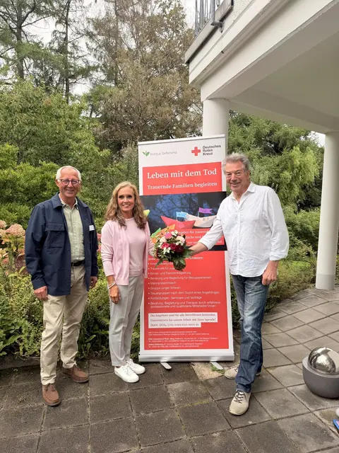 Erfreut über den Spendenerfolg: (v.l.) Reinhold Feistl (DRK-Kreisgeschäftsführer), Stephanie Witt-Loers (Trauerbegleiterin und Projektleiterin) und Klaus Orth (Vorstandsmitglied der Bethe-Stiftung). Foto: Svenja Kayser 