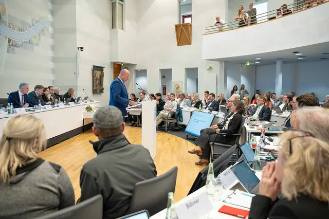Landrat Frank Rock würdigte im großen Sitzungssaal des Kreishauses in Bergheim die diesjährigen Preisträger des Preises für Zivilcourage. | Foto: Rhein-Erft-Kreis / Schweinsburg