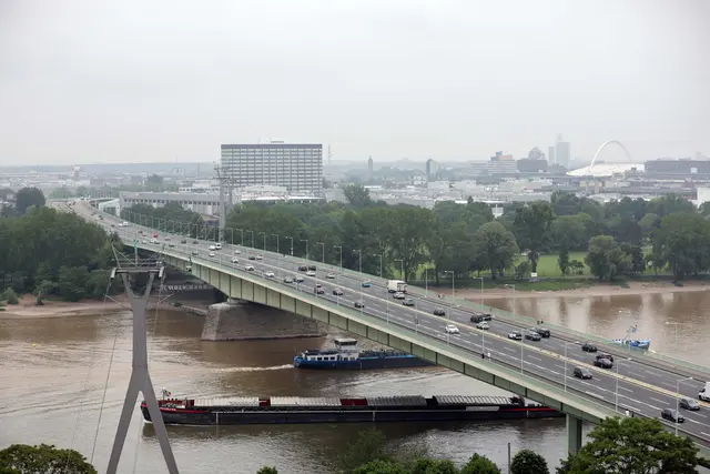 Die Zoobrücke wird verstärkt. | Foto: Nabil Hanano