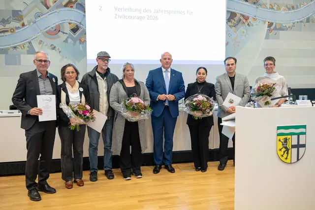 Gemeinsames Foto von Landrat Frank Rock mit den Geehrten und Angehörigen im Anschluss an die Verleihung des Preises für Zivilcourage 2026 im Kreishaus in Bergheim.  | Foto: Rhein-Erft-Kreis / Schweinsburg