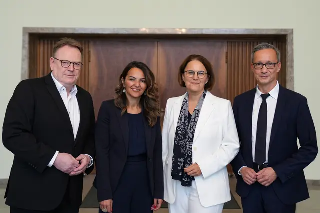Stadtrat hat zwei neue Beigeordnete gewählt: v.l.: Oberbürgermeister Torsten Burmester, Çiğdem Bern, Prof. Dr. Dörte Diemert, Falk Schnabel. | Foto: Kavelaars, Stadt Köln