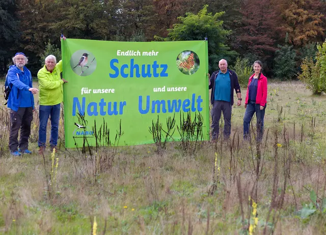Die Naturschutzverbände NABU und BUND Leverkusen kämpfen für ein lebenswertes Leverkusen (v.l.): Hans-Martin Kochanek (NABU), Wolfgang Heep (BUND), Christian Wolf (NABU) und Regine Kossler (NABU/BUND). Foto: NABU Leverkusen