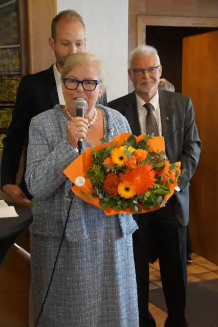 Schatzmeisterin Maria Krämer-Heuser erhielt einen Blumenstrauß für ihr Engagement bei der Festvorbereitung
Mit den besten Grüßen aus Mondorf
 | Foto: Ulrich Kuth