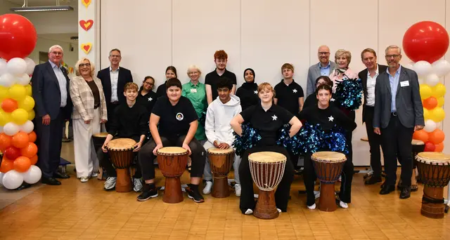 die Trommelgruppe und die Cheerleader der Heinrich-Hanselmann-Schule gemeinsam mit Landrat Sebastian Schuster (1.v.l.), Schulleiter Christoph Wegener (1.v.r.), Carola Klasing, Vorsitzende des Fördervereins der Schule (2.v.l.), Ingo Beemelmanns von der Schulaufsicht (2.v.r.), Kreisschuldezernent Thomas Wagner (3.v.l.), Brigitte Böker, Leiterin des Amtes für Schule, Bildung, Kultur und Sport des Rhein-Sieg-Kreises (3.v.r.) sowie Johannes Schmidt, Abteilungsleiter Schulverwaltung des Rhein-Sieg-Kreises (4.v.l.).  | Foto: Rhein-Sieg-Kreis