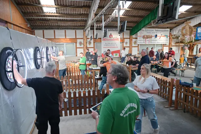 Noch ist der Dartsport im Ottersbacher Tal stark von Männern dominiert. Frauen wie Michaela Merz (vorne rechts im Bild) können sich jedoch durchaus behaupten und werden sicherlich zukünftig noch häufiger bei solchen Turnieren zu sehen sein.  | Foto: Herkenrath