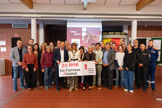 Ein starkes Bündnis für Vielfalt und Fairness: Die Teilnehmerinnen und Teilnehmer des Projekts der BürgerStiftung-Lohmar mit der Vorsitzenden Renate Krämer (mit Hut), der Geschäftsführerin Gabriele Willscheid (am Schild, rechts) und Lohmars Bürgermeister Matthias Schmitz (am Schild, links).
 | Foto: BürgerStiftungLohmar
