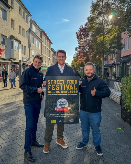 Veranstalter Andre Neff (links) mit Bürgermeister Alexander Biber und Veranstalter Ramon Wiener. | Foto: Stadt Troisdorf