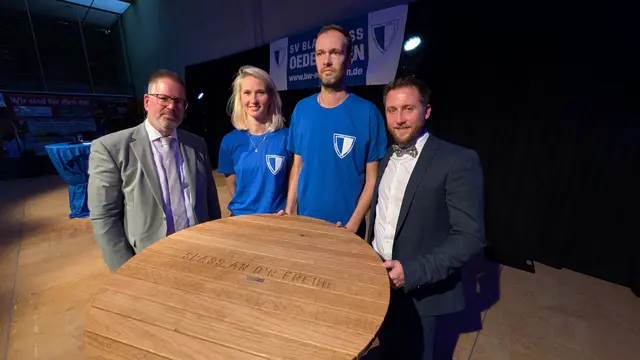 In Gedenken an Herbert Heister übergaben Michael Behrendt (links) und Fabian Thenée (rechts) Heister Kindern Lisa und Christian den Gedenktisch, der am Sportplatz am Birkenweg aufgestellt wird. 
 | Foto: Frank Engel-Strebel