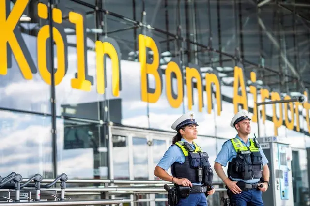 Zwei Beamte der Bundespolizei vor dem Terminal. | Foto: Bundespolizei