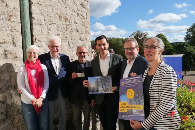 Präsentierten den Lions-Adventskalender 2026 (v.l.): Dagmar Kerkhoff (Kalenderteam), Wolfgang Dick (Präsident Bergisch Gladbach/Bensberg), Hubertus Niedenhoff (Kalenderteam), Bürgermeister Marcel Kreutz, Markus Fehler (Schatzmeister) und Gudrun Nopper (Kalenderteam). Foto: Stadt Bergisch Gladbach