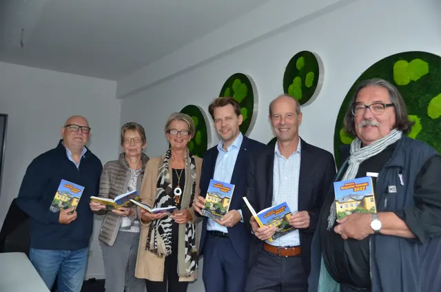 Sie stellten den Rheinisch-Bergischen Kalender 2027 vor (v.l.): Autor Michael Corts, Autorin Elisabeth Coester, Redakteurin Karin Grunewald, Landrat Arne von Boetticher, Verleger Hans-Martin Heider und Autor Michael Werling. Foto: ak