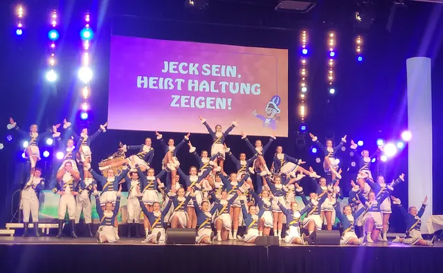 „Jeck sein, heißt Haltung zeigen !“: Mit ihrem in der Session 2024/25 zusätzlich einstudierten Tanz auf den Song „Kein Kölsch für Nazis“ setzte die Große Tanzgarde der Funken Blau-Weiss ein starkes Statement für Demokratie und Vielfalt - und gegen Rechts! | Foto: Funken Blau-Weiß