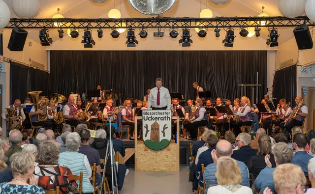 Dietmar Zerwas dirigierte das Blasorchester beim Herbstkonzert als neuer musikalischer Leiter.
 | Foto: Heimermann