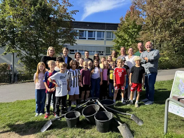 Griffen gemeinsam zur Schaufel: Mirjam Wagner, Landrat Arne von Boetticher, Jan Spiegelberg, Stephanie Rausch, Cornelia Lösche, Torsten Brämer, Rüdiger Ramme (v.l.n.r.), die Sponsoren und Kinder der KGS. Foto: Rheinisch-Bergischer Kreis / Nina Eckardt